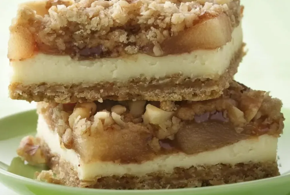 Apple Streusel Cheesecake Bars